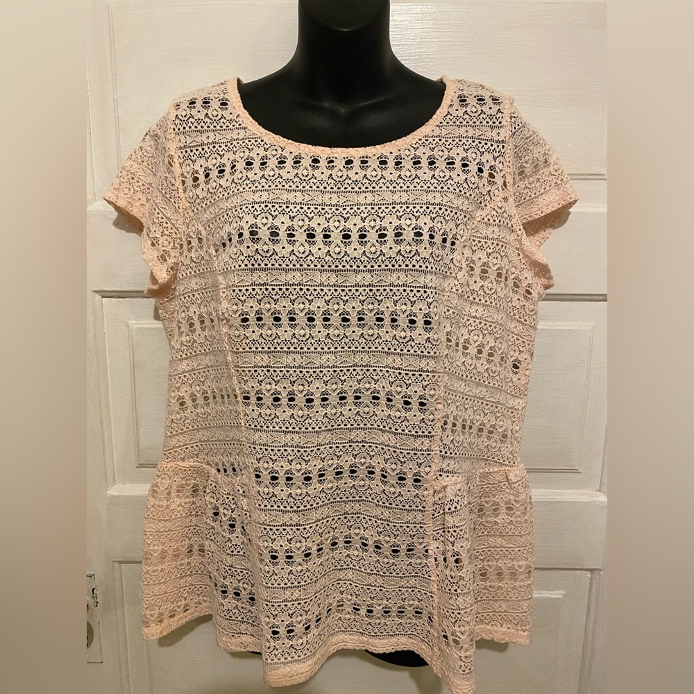 LC LAUREN CONRAD Pearl Blush Floral Lace Peplum Tee NWT - Size L